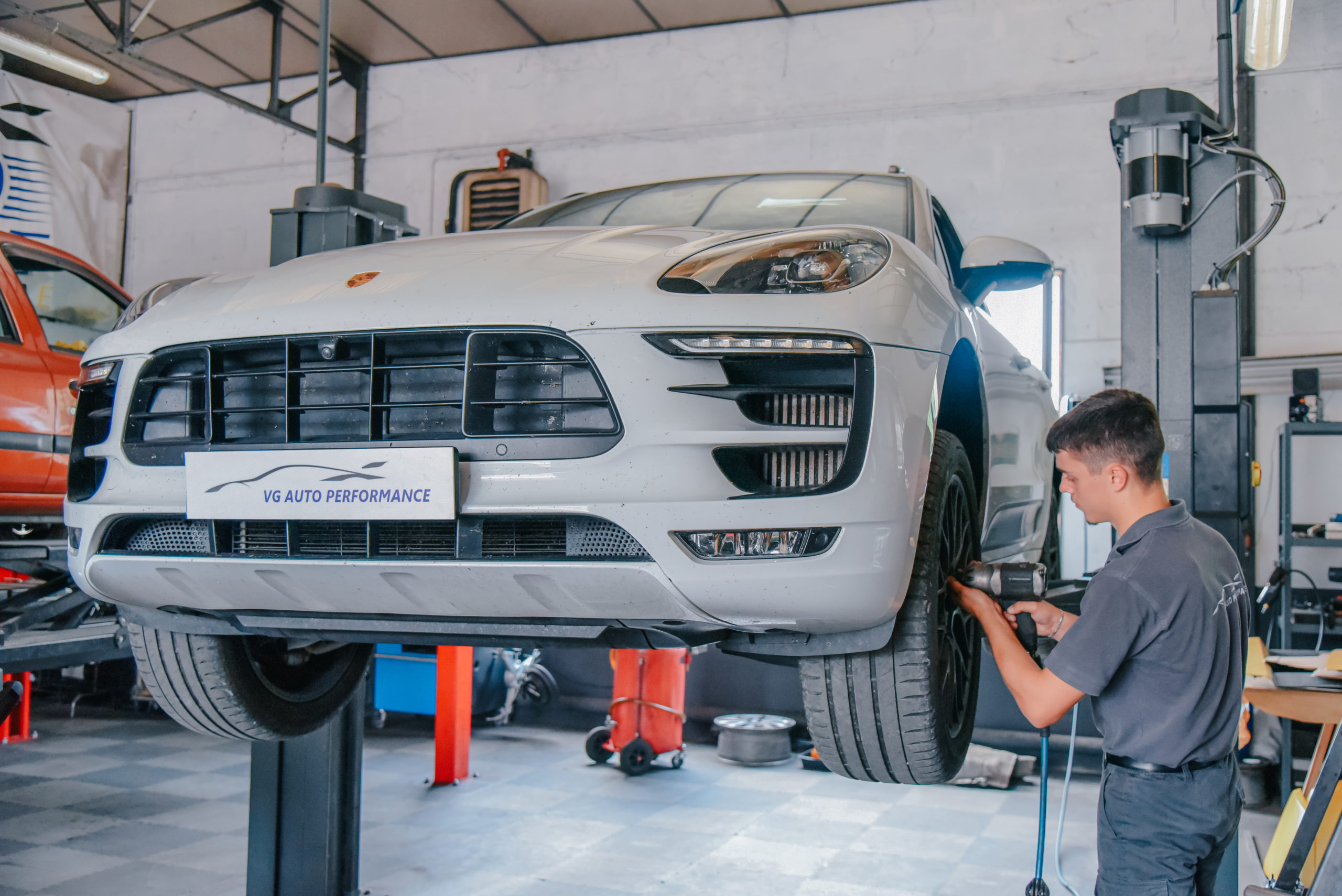 mécanicien_roue_pneu_garage_vg_auto_performance_limoges Mécanicien remontant un pneu au garage VG Auto Performance à Limoges