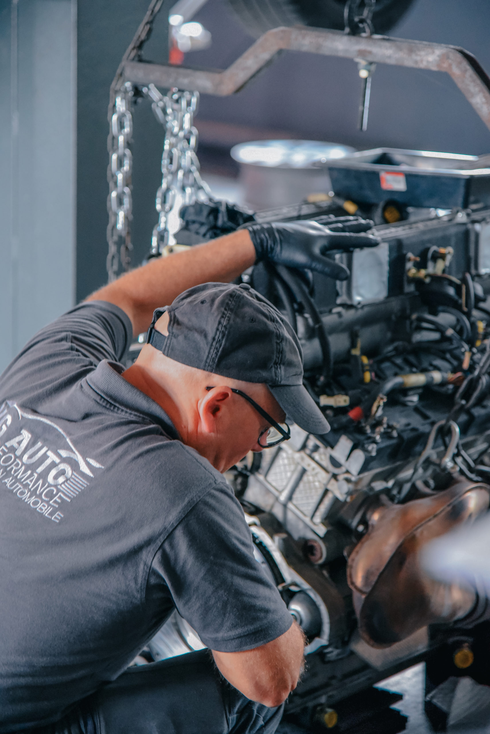Mécanique automobile moteur  Image montrant un mécanicien s'occupant d'un moteur